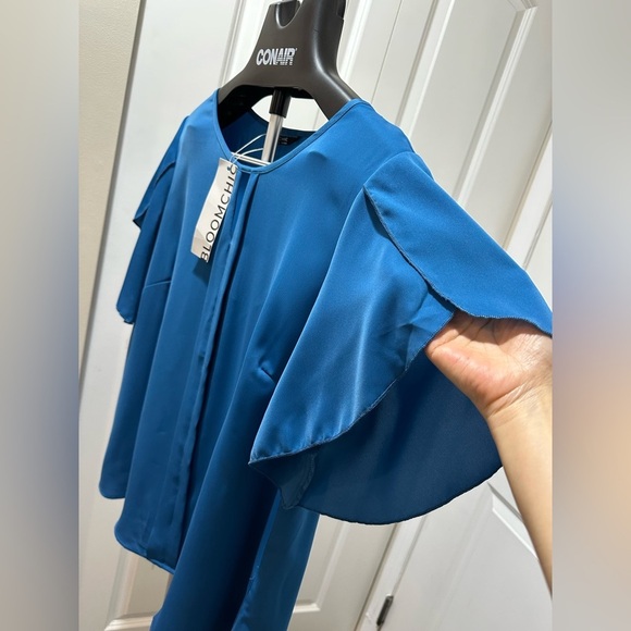 BloomChic Plus Size XL Solid Keyhole Petal Sleeve Pleated Blouse us 14-16 - Picture 5 of 8